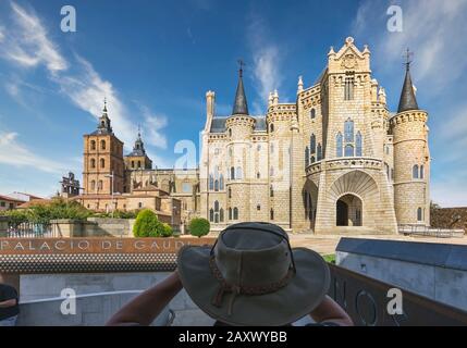 Astorga, Leon Provinz, Kastilien und Leon, Spanien. Der Bischofspalast, Palacio Espiscopal, gestaltet von dem katalanischen Architekten Antoni Gaudi. Heute ist die Pal Stockfoto