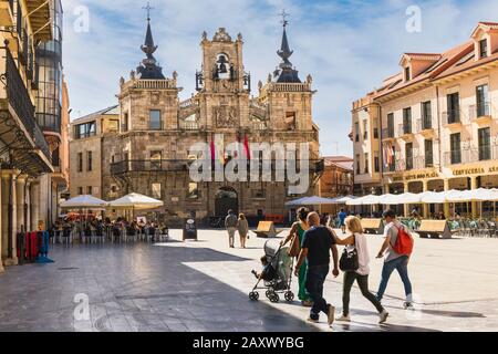 Astorga, Provinz Leon, Kastilien und Leon, Spanien. Das Rathaus im Plaza Mayor aus dem 17. Jahrhundert. Der Rathausplatz ist teilweise über die Antike gebaut Stockfoto