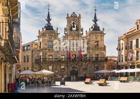 Astorga, Provinz Leon, Kastilien und Leon, Spanien. Das Rathaus im Plaza Mayor aus dem 17. Jahrhundert. Der Rathausplatz ist teilweise über die Antike gebaut Stockfoto