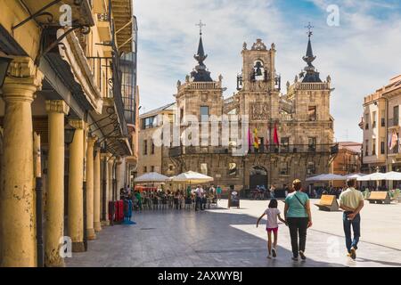 Astorga, Provinz Leon, Kastilien und Leon, Spanien. Das Rathaus im Plaza Mayor aus dem 17. Jahrhundert. Der Rathausplatz ist teilweise über die Antike gebaut Stockfoto