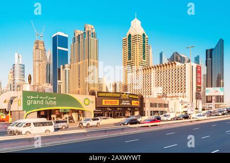 26. November 2019, Vereinigte Arabische Emirate, Dubai: Stadtbild mit Wolkenkratzern und Autoverkehr auf der Straße Stockfoto