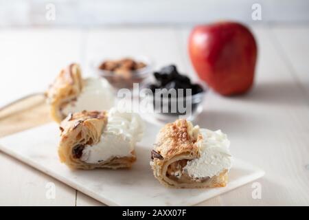 Draufsicht auf ein Dessert mit Sahne, Apfel, Mandel und getrockneten Früchten Stockfoto