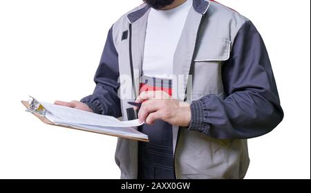 Konzentrierter junger Techniker, der im stehen steht und einige Notizen machen kann Stockfoto