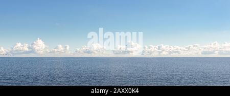 Meereshorizont und Himmel mit weißen Wolken. Stockfoto