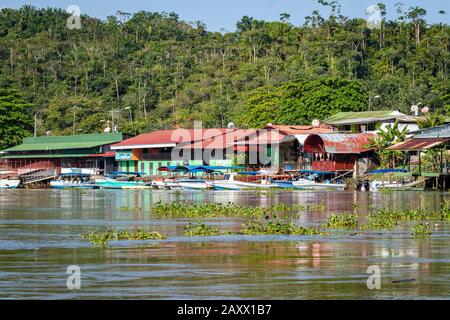 An der Einmündung des Sierpe River in Costa Rica gelegen, ist die Kleinstadt Sierpe der Ausgangspunkt für Abenteuer auf der wilden Halbinsel Osa. Stockfoto