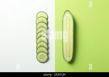 Gurke und Scheiben auf zweifarmilionem Hintergrund, Draufsicht Stockfoto