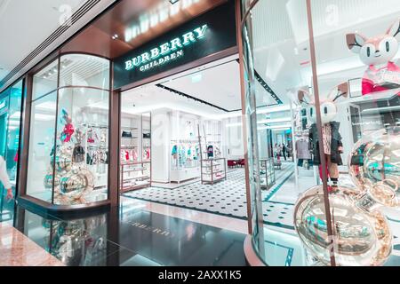 27. November 2019, VAE, Dubai: Burberry Children Store in Emirates Mall Stockfoto