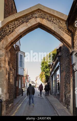 Broadstairs, England - 12. Februar 2020 Touristen und Einheimische laufen unter dem berühmten York Gate der Klasse II in der Harbour Street in der historischen Stadt Bor Stockfoto