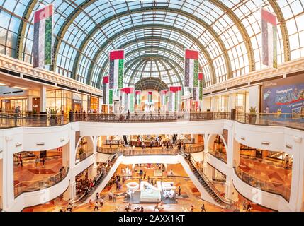 27. November 2019, VAE, Dubai: Panoramaaussicht auf das Innere der prächtigen Emirates Mall, dekoriert für die Feier des nationalen Tages Stockfoto