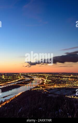 Wien, Wien: Blick vom Berg Leopoldsberg, Magistrat der Stadt Wien, Donaucity und Donau (Donau), Neue Donau (Neue Donau), Insel Donauinsel, Donautur Stockfoto