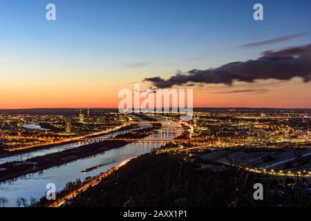 Wien, Wien: Blick vom Berg Leopoldsberg, Magistrat der Stadt Wien, Donaucity und Donau (Donau), Neue Donau (Neue Donau), Insel Donauinsel, Donautur Stockfoto