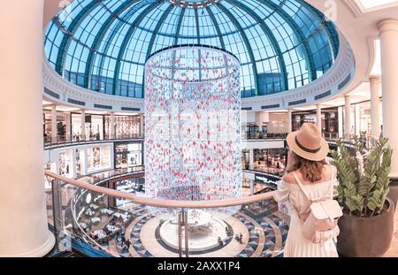 27. November 2019, VAE, Dubai: Junge Touristen spazieren durch eines der größten Einkaufszentren in Dubai - Emirates Mall Stockfoto