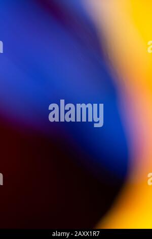 Vertikale abstrakte Darstellung von weichen glatten verschwommenen schwarzen, blauen und gelben Hintergrundfarben Stockfoto