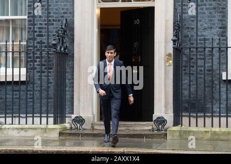 London, Großbritannien. Februar 2020. Rishi Sunak verlässt am 13. Februar 2020 die 10 Downing Street in London, Großbritannien. Großbritanniens Schatzkanzler Sajid Javid trat am Donnerstag zurück, als Premierminister Boris Johnson sein Kabinett umstellte. Johnson ernannte den damaligen Chief Secretary to the Treasury Rishi Sunak zum neuen Schatzkanzler. Credit: Ray Tang/Xinhua/Alamy Live News Stockfoto