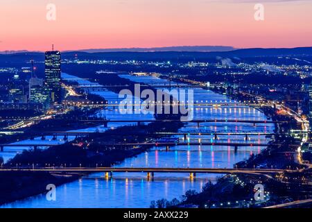 Wien, Wien: Blick vom Berg Leopoldsberg, Magistrat der Stadt Wien, Donaucity und Donau (Donau), Neue Donau (Neue Donau), Insel Donauinsel, Donautur Stockfoto