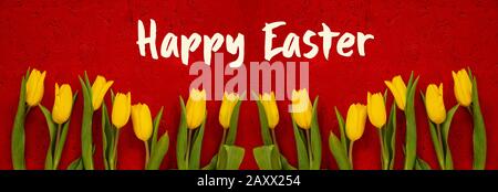 Baner Aus Gelben Tulpenblumen, Roter Hintergrund, Text Frohe Ostern Stockfoto