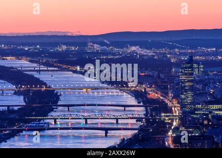 Wien, Wien: Blick vom Berg Leopoldsberg auf die Stadt Wien, Donautadt und Fluss Donau (Donau), neue Donau (neue Donau), Insel Donaufinsel, Millenni Stockfoto