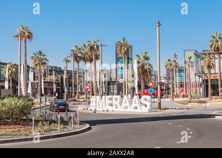 28. November 2019, VAE, Dubai: Moderner Hipperbezirk La Mer Strand in Dubai, berühmt durch seine Stadtentwicklung und Dekoration Stockfoto