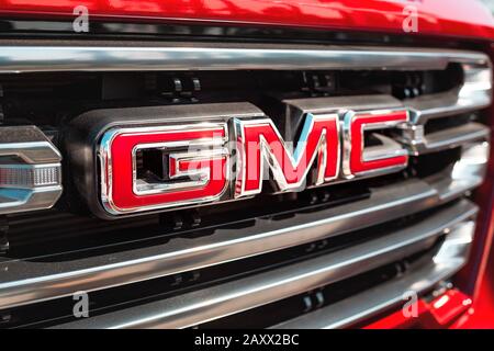 28. November 2019, VAE, Dubai: GMC-Logo an einer Autofront Stockfoto