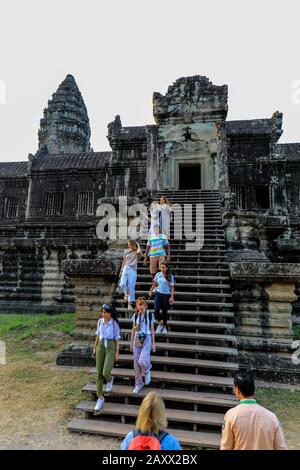 Touristen, die die steilen Stufen hinauf zum zentralen Schutzgebiet am Angkor Wat Tempelkomplex, Siem Reap, Kambodscha, Asien, klettern Stockfoto