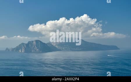 Die Insel Capri vor der Amalfiküste, Italien, schafft eine eigene Wolkenformation. Stockfoto