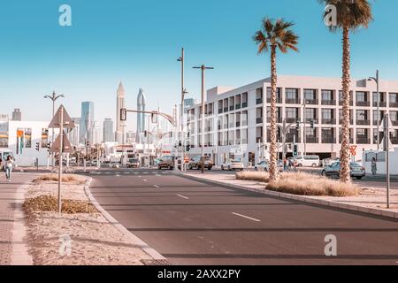 28. November 2019, VAE, Dubai: Stadtbild mit Straße und Finanzviertel mit Wolkenkratzern Stockfoto