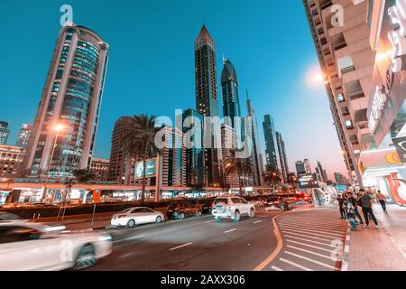 28. November 2019, VAE, Dubai: Scheich Zayed Road und zahlreiche Hotels und Wolkenkratzer nachts in Dubai Stockfoto