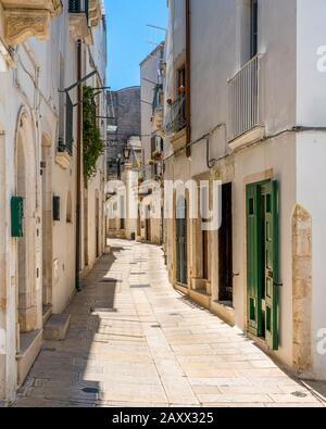 Schöne Aussicht auf Martina Franca an einem sonnigen Sommermorgen, Provinz Taranto, Apulien, Süditalien. Stockfoto