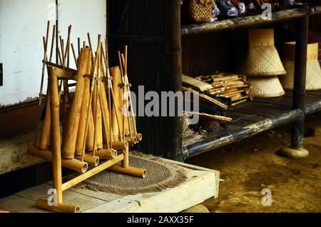 Souvenirladen für Dorf, in dem Angklung in Tasikmalaya, West Java, Indonesien verkauft wird Stockfoto