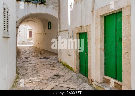 Schöne Aussicht auf Martina Franca an einem sonnigen Sommermorgen, Provinz Taranto, Apulien, Süditalien. Stockfoto