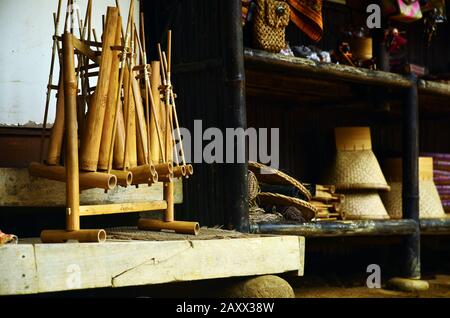 Souvenirladen für Dorf, in dem Angklung in Tasikmalaya, West Java, Indonesien verkauft wird Stockfoto