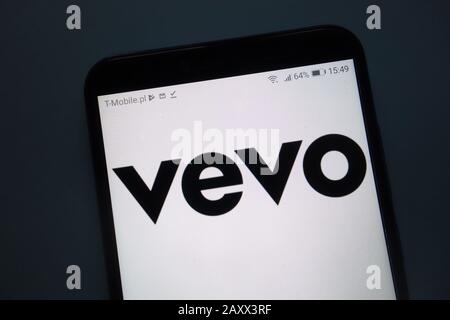 Das VEVO-Logo wird auf dem Smartphone angezeigt Stockfoto