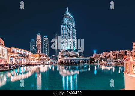 28. November 2019, VAE, Dubai: Adresse Hotelgebäude und Gebäude der Dubai Mall nachts Stockfoto