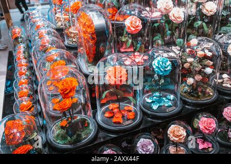 28. November 2019, VAE, Dubai: Bunte künstliche Rosenblüten in Glas Stockfoto