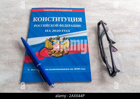 Kasan, Russland-Januar, 20. 2020. Die Verfassung ist das Grundgesetz der Russischen Föderation auf einem Hintergrund. Das Konzept der Änderung der Verfassung Stockfoto