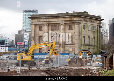 Baubeginn für das HS2-Bahnprojekt in Birmingham. Das neue Flughafengebäude in Birmingham wird rund um die Curzon-Straße gebaut und das alte Bahnhofsgebäude eingenommen. Stockfoto