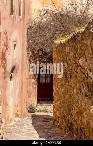 Monemvasia Blick auf die schmale Straße mit alten Häusern in der Altstadt, Peloponnes, Griechenland Stockfoto