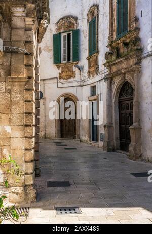 Schöne Aussicht auf Martina Franca an einem sonnigen Sommermorgen, Provinz Taranto, Apulien, Süditalien. Stockfoto