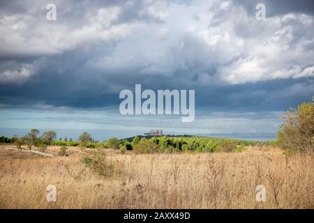 Murgia-Landschaft mit Castel del Monte im Hintergrund - Apulien, Italien Stockfoto