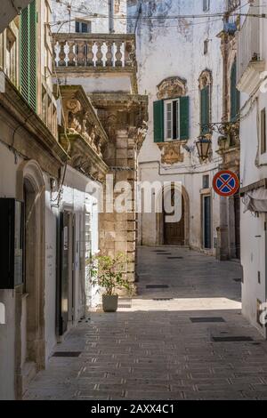 Schöne Aussicht auf Martina Franca an einem sonnigen Sommermorgen, Provinz Taranto, Apulien, Süditalien. Stockfoto