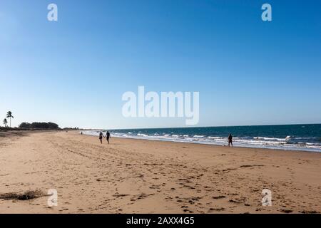 Touristen am Strand, Queens Beach, Queensland, Australien Stockfoto