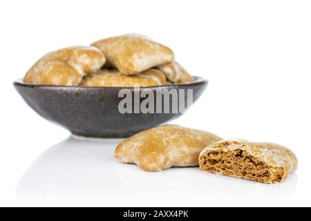 Viel ganze eine Hälfte süßbraune Lebkuchen in dunkler Keramikschale isoliert auf weißem Grund Stockfoto