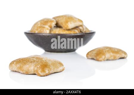 Viel ganz süßes braunes Lebkuchen in dunkler Keramikschale isoliert auf weißem Hintergrund Stockfoto