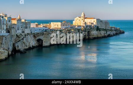 Die schöne Küste von Vieste, Provinz Foggia, Apulien, Italien. Stockfoto