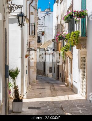 Schöne Aussicht auf Martina Franca an einem sonnigen Sommermorgen, Provinz Taranto, Apulien, Süditalien. Stockfoto