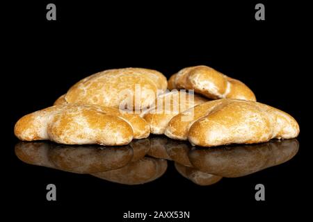 Viel ganz süßes braunes Lebkuchen isoliert auf schwarzem Glas Stockfoto