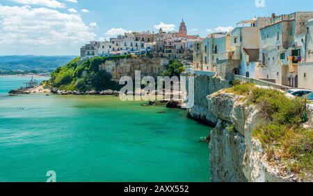 Die schöne Küste von Vieste, Provinz Foggia, Apulien, Italien. Stockfoto