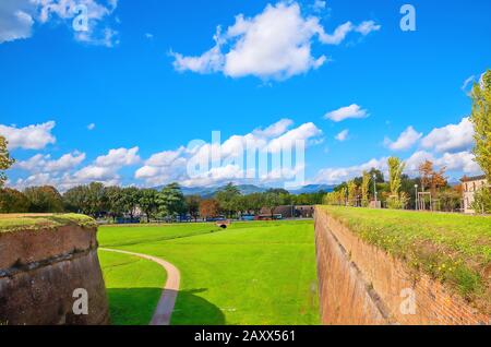 Naturpark und Burgmauern rund um die Altstadt von Lucca. Toskana. Italien Stockfoto