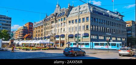 Stortorvet-Platz mit öffentlichen Verkehrsmitteln und Blick auf die Christian IV-Statue in der Innenstadt. Oslo, Norwegen Stockfoto