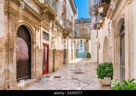 Schöne Aussicht auf Martina Franca an einem sonnigen Sommermorgen, Provinz Taranto, Apulien, Süditalien. Stockfoto